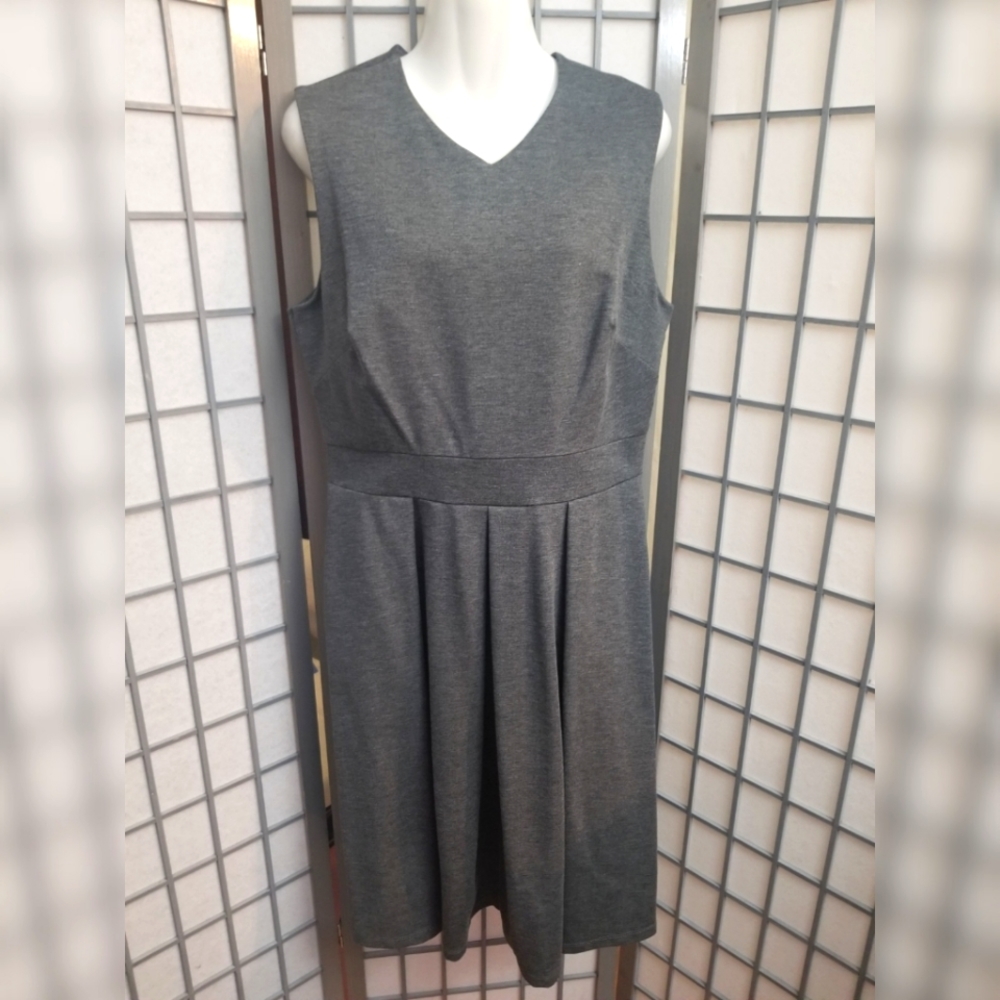 🆕️ Hazel Mae V-Neck Sleeveless Elegant Dress in Gray Size XL